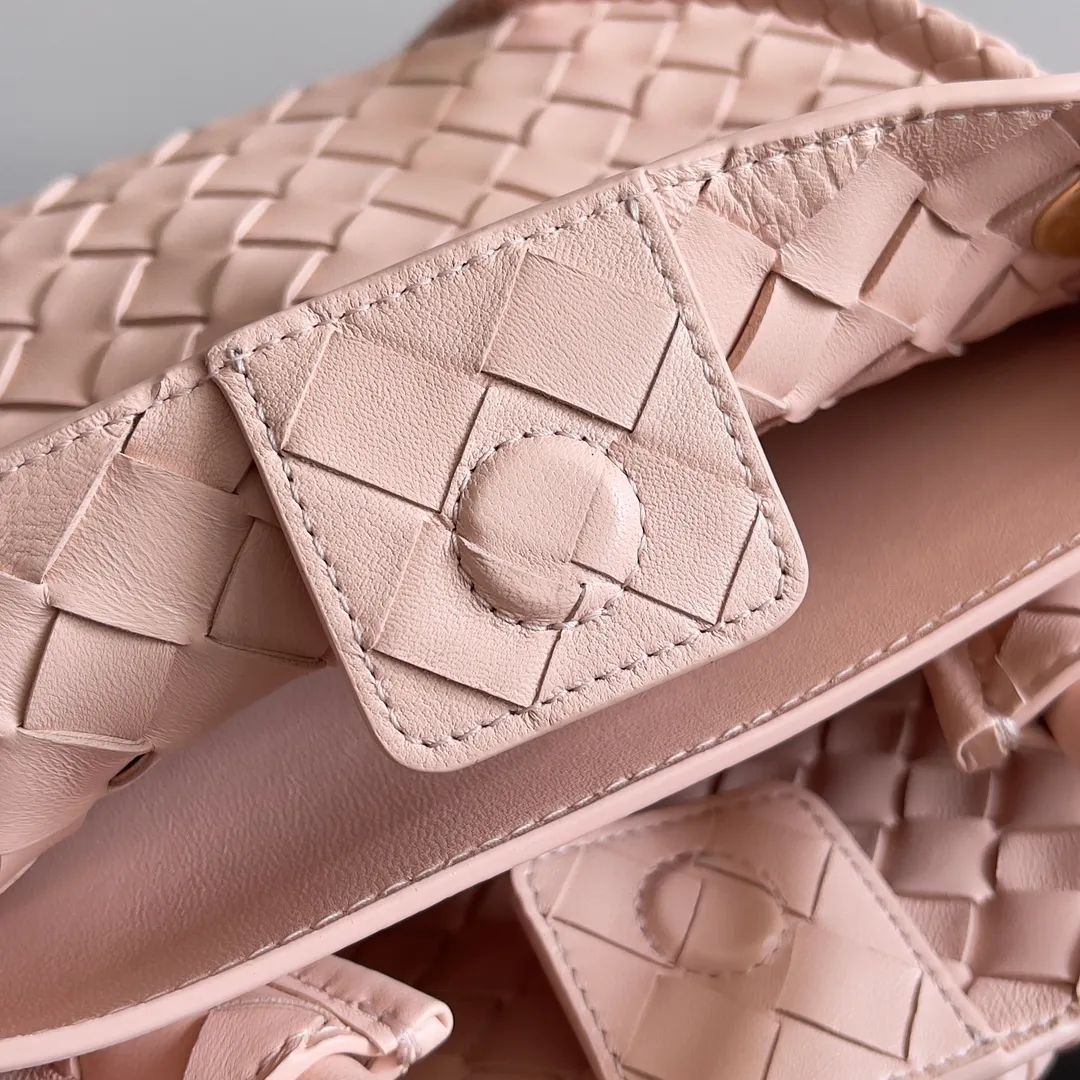 The 2023 new Andiamo batch of 1860 BV has been shipped‼ ️Really popular🔥The new Andiamo woven handbag launched by Bottega Veneta this season is really popular all over the world! ! Celebrities at home and abroad have worn it, and Oscar-winning actress Michelle Yeoh has taken it out on the street. Song Jia, Trai Yara, Yu Feihong, Sanji Ayaka, Rosie Hunting-Whiteley, Yoshioka Riho, etc. have all picked up this bag. It is classic and versatile, showing off its temperament, and the bag capacity is also large, which is very convenient for daily commuting! ! A variety of carrying methods, the shoulder straps can be adjusted by yourself, the original lambskin feels soft and delicate, and the unisex style breaks gender boundaries and brings a more practical and longer-lasting use experience. Andiamo, which has both elegant and casual styles, perfectly interprets the true appearance of "fashionable old money style". Style number: 743568 Size: 25*22*10.5cm